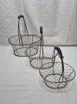 Lote de 3 cestas em metal. Medindo o maior 27cm x 21cm x 31cm de altura.