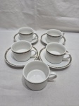 Jogo de 5 xícaras de chá com 4 pires em porcelana Beatriz exclusivo da Mesbla. Medindo 8,5cm x 5,5cm de altura.