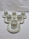 Jogo de 6 xícaras de café em porcelana Steatita floral com friso ouro. Medindo 5cm x 5,5cm de altura.