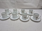 Lote de 8 xícaras de café em porcelana Renner Medaillon com friso prata, sendo 4 floral e 4 brancas. Medindo 5cm x 5,5cm de altura.