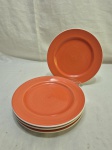 Jogo de 4 pratos de sobremesa em porcelana Schmidt com pintura laranja. Medindo 19cm de diâmetro.