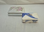 Lote de 2 caixas decorativas retangulares em porcelana. Medindo a maior 19,5cm x 14cm x 5cm de altura.