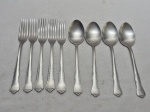 Jogo de 9 talheres em aço inox Hercules, modelo florzinha, sendo 5 garfos de mesa e 4 colheres de sopa. Medindo o garfo 20,5cm de comprimento, colher 20,5cm de comprimento.