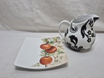 Lote de jarra bojuda e fruteira quadrada em porcelana. Medindo a jarra 16,5cm de altura.