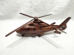 Linda maquete em madeira bruta, na forma de helicóptero. Medindo 40cm x 15cm de altura.