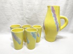 Jogo de jarra com 5 copos em cerâmica vitrificada. Medindo a jarra 27cm de altura, copo 7,5cm x 12cm.