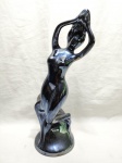 Linda escultura de mulher desnuda em porcelana preta. Medindo 40cm de altura.