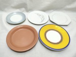 Lote de 2 pratos de sobremesa e 3 pratos de pão em porcelana. Medindo o maior 20cm de diâmetro.