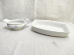 Lote de travessa retangular e molheira em porcelana. Medindo a travessa 32cm x 21cm x 6,5cm de altura.