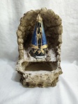 Linda fonte com oratória em pedra e imagem de Nossa Senhora em resina. Medindo 30cm de altura total. Peça pesada, não acompanha fonte.