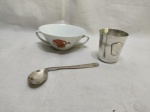 Lote infantil, composto de xícara de consume em porcelana Real, copinho e colher torta em prata 90. Medindo a xicara 12cm x 5,5cm de altura.