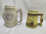Lote de 2 canecas de cerveja em porcelana trabalhadas com relevos. Medindo a maior 16cm de altura.