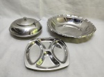 Lote de farinheira com colher, petisqueira com 3 divisoes e fruteira, peças em inox. Medindo a travessa 28cm x 5cm de altura.