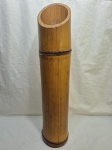 Lindo cachepot em madeira tipo bambu. Medindo 15cm x 70cm de altura.