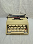 Antiga máquina de escrever Olivetti Studio 45.