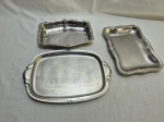 Lote de bandeja oval e 2 travessas retangulares em aço inox. Medindo a maior 33cm x 23cm.