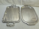 Lote de 2 bandejas retangulares em aço inox. Medindo 40cm x 31cm x 52,5cm alça a alça, 48,5cm x 33cm.