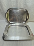 Lote de 2 bandejas retngulares em aço inox. Medindo 45cm x 32cm, 48,5cm x 32cm.