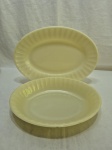 Jogo de 2 travessas ovais em vidro opalinado Colorex creme com borda gomada, sendo uma rasa e uma funda. Medindo 36cm x 26cm, 31cm x 24cm x 6cm de altura com leve bicado.