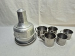 Lote de jarra e aluminio e 5 canecas em metal. Medindo a garrafa 22cm de altura.