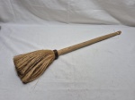 Pequena vassoura, espanador em madeira com palhas naturais. Medindo 63cm de comprimento.