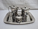 Jogo de servir chá, café com 4 peças em aço inox. Medindo a bandeja 37cm x 24,5cm.