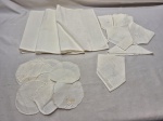 Conjunto de 3 jogos americanos, 10 porta copos e 6 guardanapos em linho branco.  Medindo o jogo americano 42cm x 30cm. Com marcas de guardado.