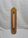 Termômetro de parede com moldura em madeira. Medindo o suporte 46cm x 10cm, termômetro 35cm de comprimento.
