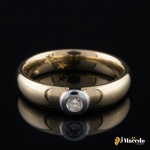 Anel HSTERN Ouro Amarelo 18k com um diamante de 10pontos Aro 16 Peso 5,6g. Obs.: Peça de design excl