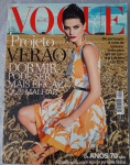 Revista VOGUE BRASIL - Dezembro de 2012 (Nº 412)Relíquia para colecionadores, esta edição icônica traz a top model Isabeli Fontana na capa, clicada por Jacques Dequeker em um campo de trigo na Suécia. Um registro luxuoso que marca a transição para o ano de 2013 com foco em moda boho repaginada e bem-estar.