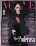 Revista VOGUE BRASIL -  (Nº 356)Relíquia para colecionadores, esta edição icônica traz . Um registro luxuoso da moda focando em brilho gráfico, volumes e tendências de transição para o verão.