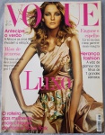 Revista VOGUE BRASIL - Agosto de 2006 (Nº 336)Relíquia para colecionadores, esta edição icônica traz a top model Caroline Trentini na capa, clicada por Jacques Dequeker. Um registro luxuoso que marca a moda de meados dos anos 2000 com foco em luxo, tendências internacionais e beleza.