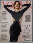 Revista VOGUE BRASIL - Julho de 2010 (Nº 383)Relíquia para colecionadores, esta edição icônica traz a top model brasileira Alessandra Ambrosio na capa, clicada por Jacques Dequeker. Um registro luxuoso da moda brasileira de 2010, apresentando a top em um vestido preto exclusivo da grife Gucci (Coleção Spring 2010 RTW)