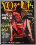 Revista VOGUE BRASIL - PROMOVOGUE ESPECIAL (Verão 2012)Relíquia para colecionadores, esta edição especial PromoVogue é um guia luxuoso dedicado exclusivamente ao universo dos calçados brasileiros (Brazilian Footwear). Um registro histórico das tendências que definiram o Verão 2012 no Brasil.