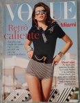 Revista VOGUE BRASIL - Outubro de 2007 (Nº 350)Relíquia para colecionadores, esta edição icônica traz a top model romena Andreea Diaconu na capa, clicada por J.R. Duran em Miami. Um registro luxuoso da moda brasileira de 2007, com forte estética retrô e foco em tendências de verão.
