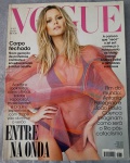 Revista VOGUE BRASIL - Janeiro de 2010 (Nº 377)Relíquia para colecionadores, esta edição icônica abre o ano de 2010 com a top model polonesa Anja Rubik na capa, clicada por Jacques Dequeker em St. Barths. Um registro luxuoso da moda de verão, trazendo tendências vibrantes e pautas de beleza da virada da década.