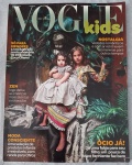 Revista VOGUE KIDS BRASIL - Edição Nostalgia (Nº 02)Relíquia para colecionadores, esta rara edição da Vogue Kids é um registro luxuoso de moda infantil, comportamento e lifestyle. Com o tema "Nostalgia", a revista apresenta editoriais inspirados em vestidos românticos e um ar retrô que remete a outros tempos. 