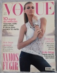 Revista VOGUE BRASIL - Outubro de 2006 (Nº 338)Relíquia para colecionadores, esta edição icônica de meados dos anos 2000 traz um registro luxuoso da moda brasileira, focando nas tendências de verão e no lifestyle de alto padrão da época.