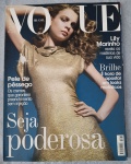 Revista VOGUE BRASIL - Julho de 2006 (Nº 335)Relíquia para colecionadores, esta edição icônica de meados dos anos 2000 traz a top model russa Vlada Roslyakova na capa, clicada por Jacques Dequeker. Um registro luxuoso da moda brasileira, focando em brilho, glamour e personalidades da alta sociedade.