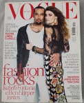 Revista VOGUE BRASIL - Setembro de 2013 (Nº 421)Relíquia para colecionadores, esta edição icônica traz a top model Isabeli Fontana e o músico Ben Harper na capa, celebrando o evento Fashion Rocks. Um registro luxuoso da moda brasileira de 2013, focando em tendências de rock, luxo e história do design nacional.