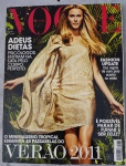Revista VOGUE BRASIL - Agosto de 2010 (Nº 384)Relíquia para colecionadores em excelente estado. Esta edição histórica traz a top model brasileira Renata Kuerten na capa, clicada por Jacques Dequeker. É um registro luxuoso das tendências que definiram o Verão 2011, ideal para quem busca referências de moda ou deseja decorar o ambiente com um toque de sofisticação (Coffee Table Book).