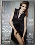 Revista ELLE Brasil  Dezembro de 2009 (Nº 12)  Especial Festas e Luxo "583 Ideias para Brilhar"  Um guia completo para looks de final de ano.Especial Festa: Tendências em paetês coloridos, o estilo "preto fetiche" e seleções exclusivas de estilistas.