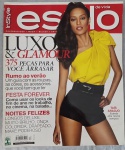Revista InStyle Estilo de Vida  Dezembro de 2006 (Nº 51)  Capa Taís AraújoEsta edição da revista InStyle Estilo de Vida é um item de colecionador que celebra o glamour de Taís Araújo em uma edição especial de final de ano, sendo ideal para fãs da atriz e entusiastas da moda dos anos 2000.