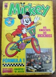Revista Mickey Nº 381 - Bicicross e Fórmula 1 (Junho 1984)Relíquia histórica lançada em junho de 1984, esta edição captura o espírito da época com reportagens sobre o surgimento do bicicross e a emoção das pistas de corrida, além de celebrar os 50 anos do Pato Donald.