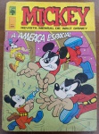 Revista Mickey Nº 338 - "A Ameaça Espacial" (1980)Relíquia histórica da Disney no Brasil, lançada em dezembro de 1980. Este exemplar é o destaque do mês, apresentando Mickey e Pateta em uma aventura intergaláctica cheia de suspense e ação, com a arte característica da era de ouro da Abril