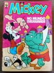 Revista Mickey Nº 366 - "No Mundo Embananado" (1983)Relíquia histórica da Disney no Brasil, lançada originalmente em março de 1983. Este exemplar é o destaque do mês, apresentando uma trama de fantasia e aventura que transporta os personagens para um cenário exótico e cheio de perigos cômicos, com a arte característica da era de ouro da Abril.