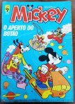 Revista Mickey Nº 365 - "O Aperto do Botão" (1983)Relíquia histórica da Disney no Brasil, lançada originalmente em fevereiro de 1983. Este exemplar é o destaque do mês, apresentando uma trama futurista com perseguições espaciais e tecnologia imaginária, capturando perfeitamente a estética sci-fi da época.
