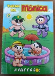 Turma da Mônica - "A Pele e o Sol" (Edição Institucional)Raridade para colecionadores de quadrinhos institucionais e fãs de Mauricio de Sousa! Esta edição especial foi criada com o objetivo de conscientizar crianças sobre os cuidados com a pele e a importância da proteção solar, sendo um item de distribuição gratuita e circulação limitada na época de seu lançamento.