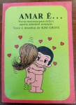 Livrinho de Bolso "Amar é..." - Kim Grove (Anos 70/80)Item clássico de colecionismo baseado nas famosas tirinhas de Kim Grove. Este exemplar em formato pocket traz as ilustrações icônicas que definiam "aquela adorável sensação" através de gestos simples e românticos do cotidiano. 