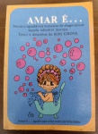 Livrinho de Bolso "Amar é..." - Kim Grove (Anos 70/80)Item clássico de colecionismo baseado nas famosas tirinhas de Kim Grove. Este exemplar em formato pocket traz as ilustrações icônicas que definiam "aquela adorável doença" através de gestos simples e românticos do cotidiano